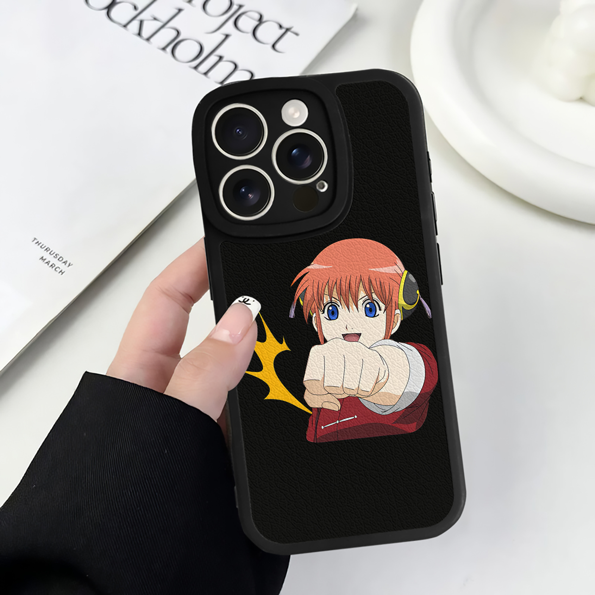 （画像用） ぎんたま 坂田銀時（さかたぎんとき） 神楽 志村新八（しむら しんぱち） GINTAMA Sakata Gintoki Kagura Shimura Shinpachi 【iPhone 16シリーズ対応】シリコンスマホケース（レザー調） 材質：シリコン